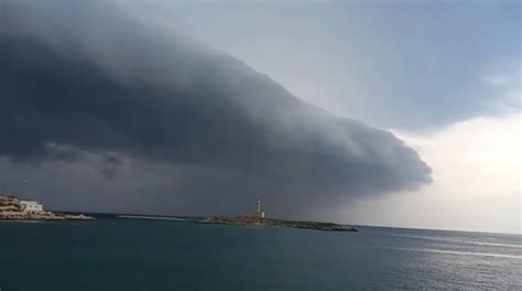 Tromba D Aria A Vieste Cielo Nero E Bagnanti In Fuga Dalla Spiaggia