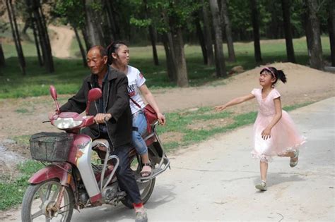 Nine Year Old Chinese Girl Zhang Meiyan Her Mother Hug Stock