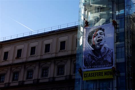 Activistas Escalan Museo Reina Sofía De Madrid Para Pedir Alto A Guerra