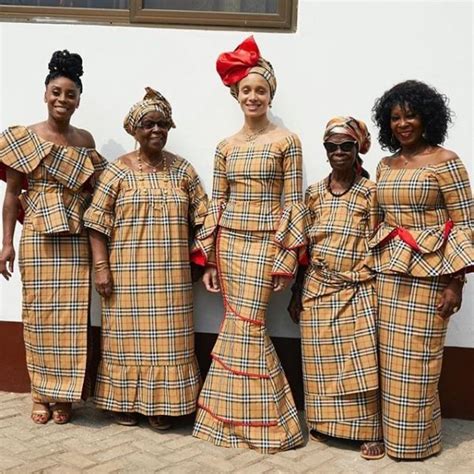 Adwoa Aboah Posa Con Su Familia Con Los Trajes Tradicionales De Ghana