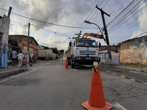 Micro Nibus Bate E Derruba Poste No Bairro De Guas Claras Bahia G