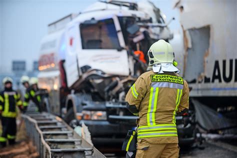 Feuerwehrmann Stirbt Bei Schwerem Unfall