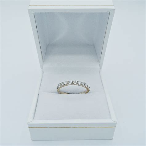 Demi Alliance Or Blanc 18 Carats Sertie De Diamants Comptoir De L Or