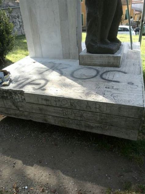 Porcari Vandali Imbrattano Il Monumento Ai Caduti Luccaindiretta