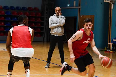 Hugues Occansey Nouvel Entra Neur De La Charit Basket Je Veux