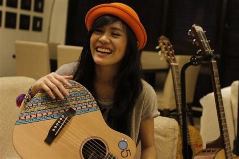 Gitar Sheryl Sheinafia