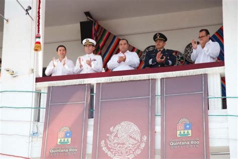 El gobernador Roberto Borge encabeza el desfile cívico militar por el