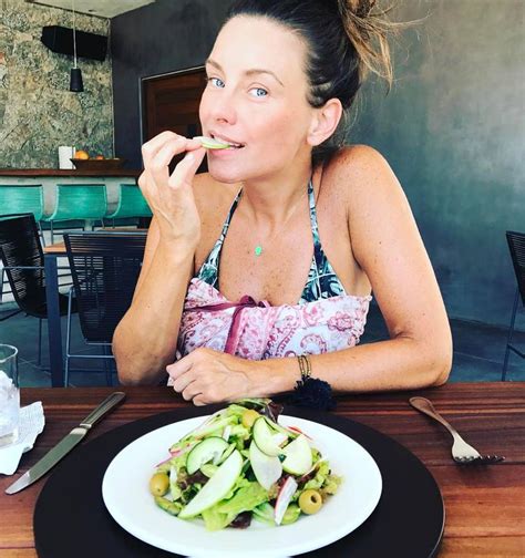 Captan a Dominika Paleta luciendo cuerpazo a sus años en bikini Publimetro México
