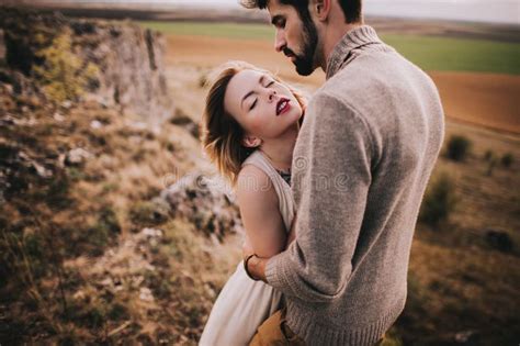 Jeunes Couples Nus Passionnés Photo stock Image du femelle dame