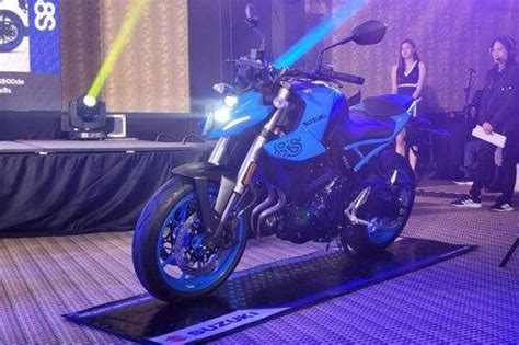 Battle Of The Naked Bikes Suzuki Gsx S Vs Yamaha Mt