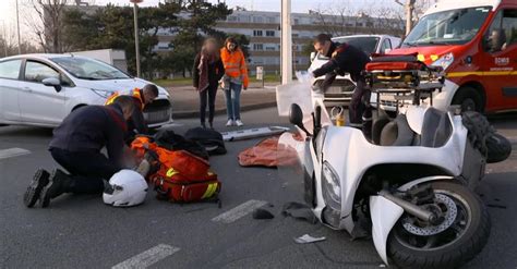 Somme G N E Par Des Arbustes Un Stop Elle Avance Sa Voiture Au