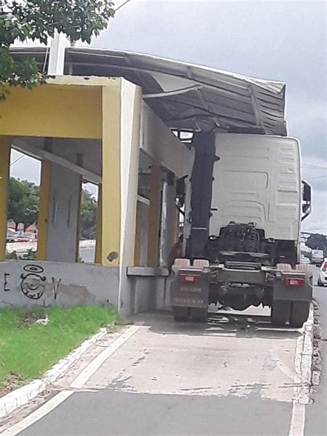 Carreta fica presa ao tentar passar em via exclusiva de ônibus em