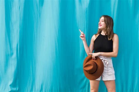 Blonde Jeune Fille Dans Le Parc D Attractions Photo Gratuite