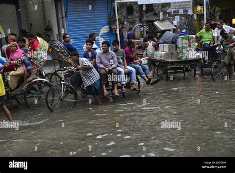 Dhaka Bangladesh 19th Jun 2017 Citizens Vehicles And Rickshaws Try