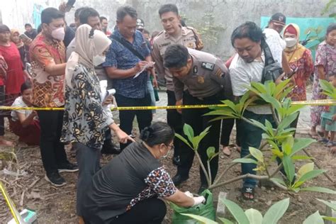 Dikira Boneka Bekas Ternyata Pemulung Ini Temukan Sesosok Mayat Bayi