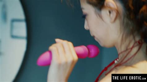 Watch this kinky Asian beauty drink her own hot golden pee Vidéos Porno Gratuites YouPorn