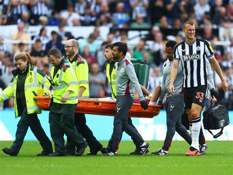 Tyrone Mings Stretchered Off In Aston Villa Season Opener Sports Mole