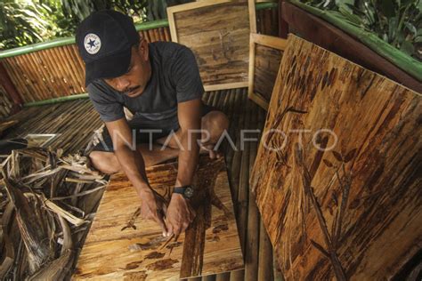 LUKISAN DARI PELEPAH PISANG KERING ANTARA Foto