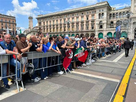 Funerali Di Berlusconi Folla Davanti Al Duomo Di Milano Molti I