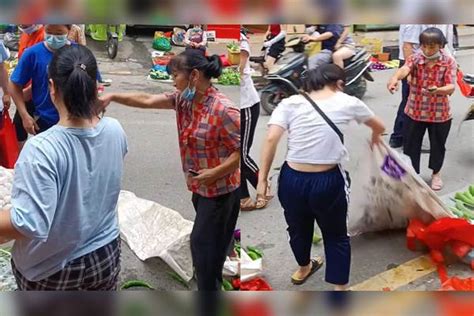 老人占地盘不准女子摆摊，女子气急掀翻老人菜摊，路人拦都拦不住社会奇葩行为老人菜摊女子