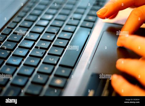 Manos escribiendo en un teclado portátil Fotografía de stock Alamy