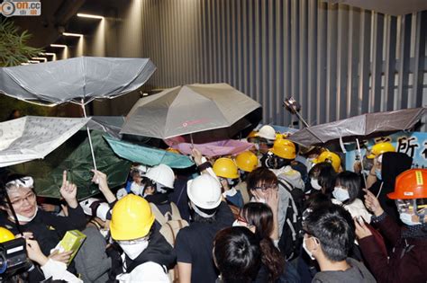 警再施胡椒噴霧 示威者舉傘抵擋｜即時新聞｜港澳｜oncc東網