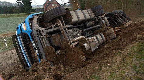 Unfall Auf Der A Lkw Kippt In Graben