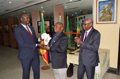 Monument De La Renaissance Africaine Visite Guid E Et Des Changes