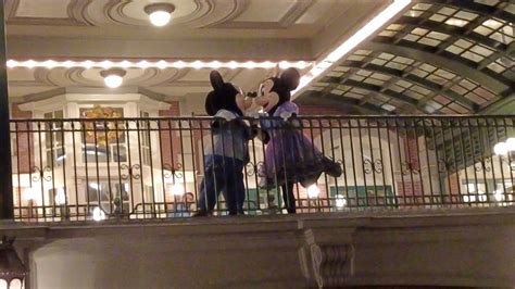 Mickey Mouse And Minnie Mouse Say Goodbye Magic Kingdom Disney World