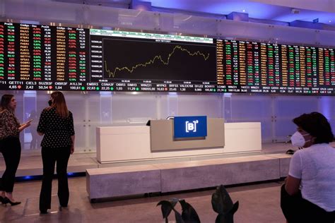 Ibovespa sobe antes do Copom e temporada de balanços no radar