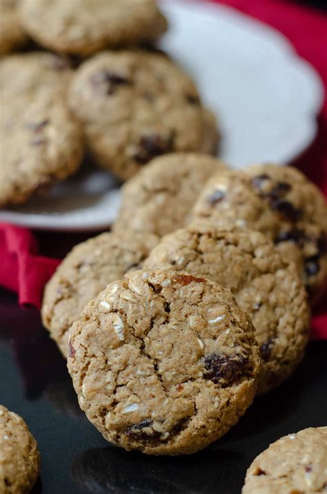 Chewy Oatmeal Raisin Cookies