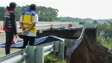 Kondisi Jalan Tol Bocimi Yang Ambles Foto Tempo Co