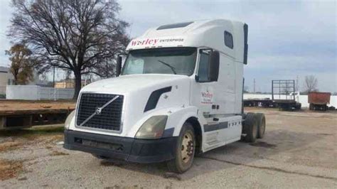 Volvo Vnl 2005 Sleeper Semi Trucks