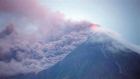 El volcán filipino Mayon vierte lava y amenaza con una erupción