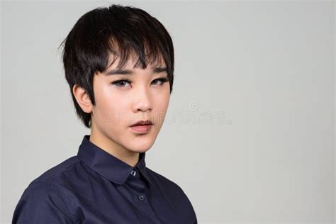 Visage De La Jeune Femme Transgenre Androgyne Asiatique Image Stock