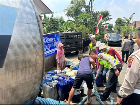 Polisi Bantu Dropping Air Bersih Warga Terdampak Kekeringan Dan