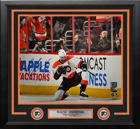 Wayne Simmonds Fist Pump Philadelphia Flyers Autographed 11" x 14