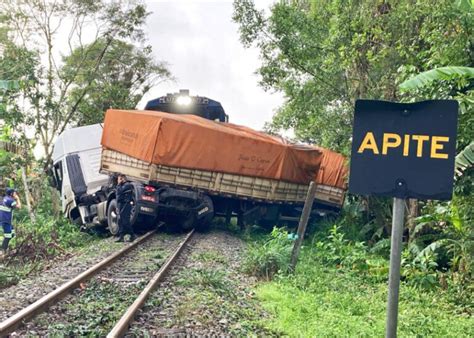 Trem atinge e arrasta caminhão por 200 metros em Morretes assista