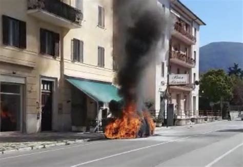 Auto Distrutta Dalle Fiamme In Viale Marconi VIDEO