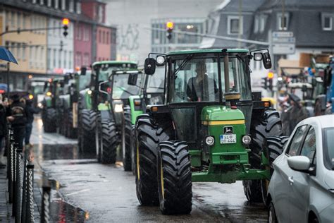 Landwirte Protestieren In Siegen Mit Traktor Demo Gegen Sparpl Ne