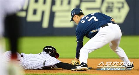 송구 실책→실점 허술한 협살→실점 포수 견제사→찬스무산우승 후보의 디테일은 어디에 3위 강등 놓치마 정신줄 잠실 리포트