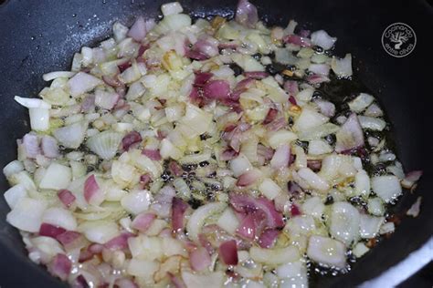 Pollo Al Curry Rojo Con Mango Cocinando Entre Olivos