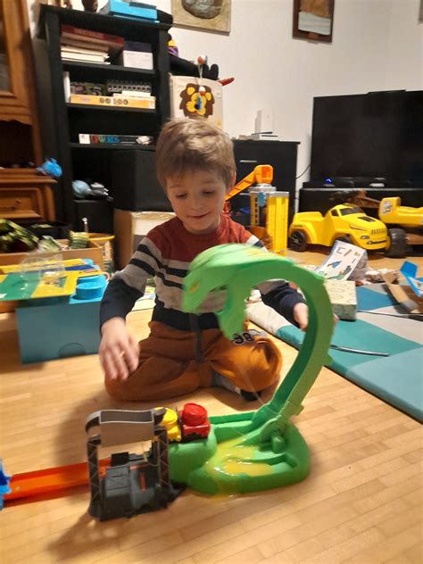 Product Review Hot Wheels City Robo T Rex Ultimate Garage Lyonessandcub