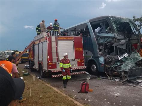 Acidente Entre Nibus E Carreta Deixa V Tima Fatal Na Br Dourados