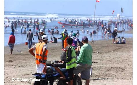 Nicaragüenses disfrutan 25 de diciembre en las playas de Pochomil y