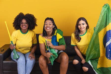 Grupo de amigos torcedoras da seleção brasileira assistindo jogo do