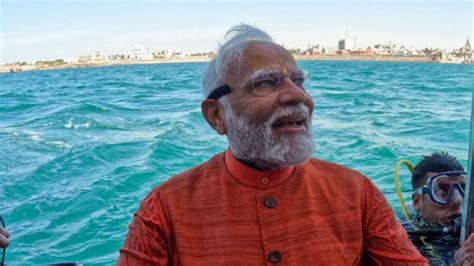 Pm Modi Goes Underwater To Offer Prayers At Lord Krishna S Dwarka City