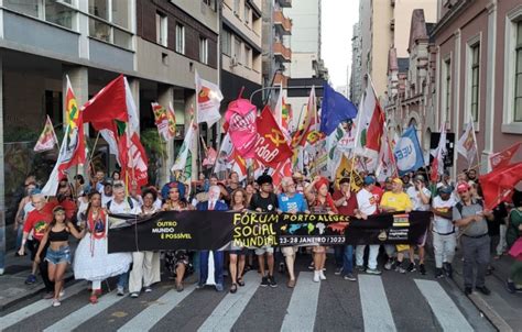 Caminhada do Fórum Social Mundial reúne milhares em Porto Alegre