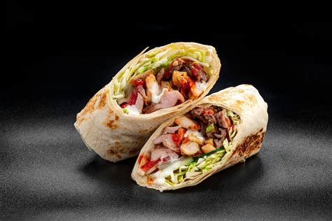 Shawarma De Ternera Sobre Un Fondo Oscuro Shawarma Con Ternera En Pan