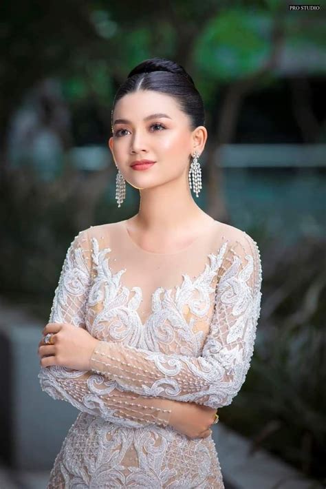 Pin De Ei Thu Zar Thin En White Wedding Dress